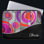 Färgfull Abstrakt Geometric Mönster med Monogram Laptop Sleeve<br><div class="desc">Skydda din bärbara dator eller Tablet-enhet i stil med en färgstark abstrakt som är geometrisk och som har en popart-funktion. Färg omfattar rött,  lila och grått med ett koordinerande svart böjt band som förankrar designen. Redigera personligens monogram med ditt namn eller annan text.</div>