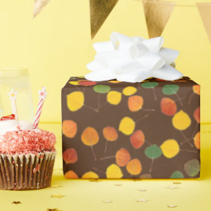 Färgfull Aspen-Löv över brunt Tillfällen Presentpapper