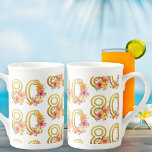 Färgfull Blommigt 80:e födelsedag Guld nummer 80 P Benporslin Mugg<br><div class="desc">80-årsdagspresent mugg med färgat mönster av guld nummer 80,  dekorerat med söt blommor. Utformning av kvinnor och eleganter med vattenfärgsarrangemang för blommigt i skuggor av rosans orange och lila av gult. Perfekt för 80-årsjubileum,  vår eller sommarfödelsedagslunch,  trädgårdstek party etc.</div>