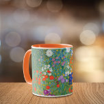 Färgfull Blommigt Garden Gustav Klimt Mugg<br><div class="desc">Ett kaffe mugg med Blomsterträdgård C. 1907 av Gustav Klimt (1862-1918). En härlig biet av konstinspirerad drickvara. Den här teckningen visar en levande trädgård fylld med en mängd krävande orange, lila, blått och vita blommor. Klimts teknik i den här målningen innehåller en stipplingseffekt, med små färgdabs som utgör både blommornas...</div>
