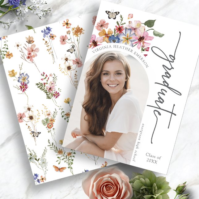 Färgfull Blommigt Studenten-meddelande Meddelande (Colorful Watercolor Floral Graduation Announcement with Butterfly by Painted Paperie
)
