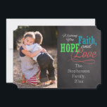 Färgfull Chalkboard Faith, Hope and Kärlek Photo Julkort<br><div class="desc">Lägg till foto och text för en ljuvlig, inspirerande hälsning av Faith, Hope och Kärlek i julhelgen med den här ansiktsfärgade grått-kritbakgrunden stil med färgstark röd, grönt och blå typografisk design. En underbar familj hälsning för skolålders barn eller någon till handgjord tittar stilar. com Sample Image Photography © Storytree Studios,...</div>