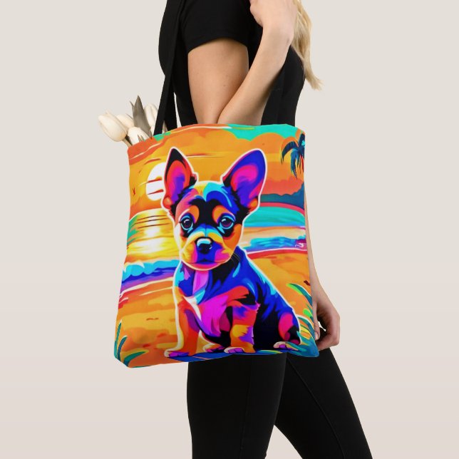 Färgfull Chihuahua Puppy på Sunset Beach Tygkasse (Närbild)