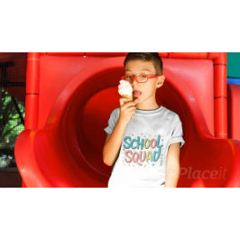 Färgfull design på skolans fyrkantiga yta - Roligt T Shirt