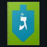 Färgfull Dreidel w. Hebrew Brev Gimmel & Shin Anteckningsbok<br><div class="desc">Ljus teal dreidel på gröntens bakgrund med Hebrew brev gimmel på ena sidan och skina på den andra för firande av den judiska helgdag Hanukkah. Under Chanukahs helgdag spelar barn (och ofta vuxnor) traditionellt ett säkert- spel med en dreidel (eller sevivon i modern Hebrew). På de fyra väggarna finns Hebrew...</div>