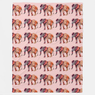 Färgfull flerfärgad elefant i bakgrunden för Rosa Fleecefilt