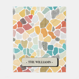 Färgfull geometri med ett monogram fleecefilt