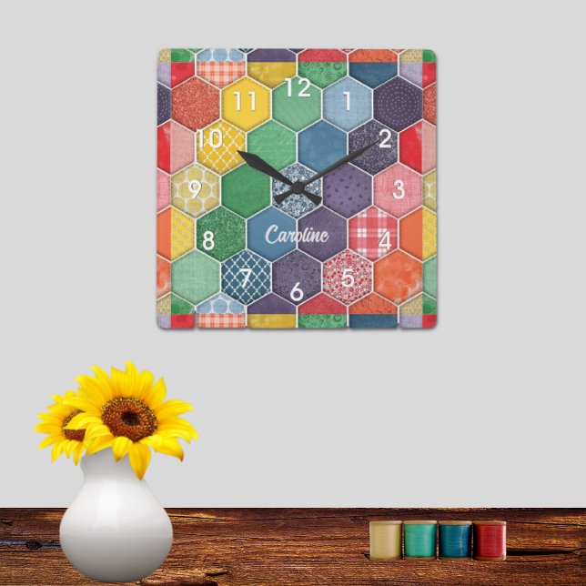 Färgfull hexagons väggklocka med skruvlock (Skapare uppladdad)