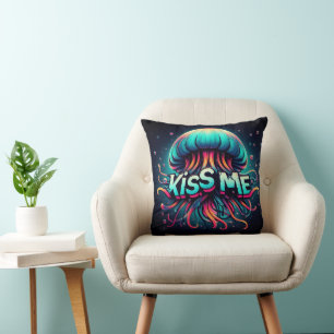 Färgfull Jellyfish Illustration with Kiss Me Text Kudde