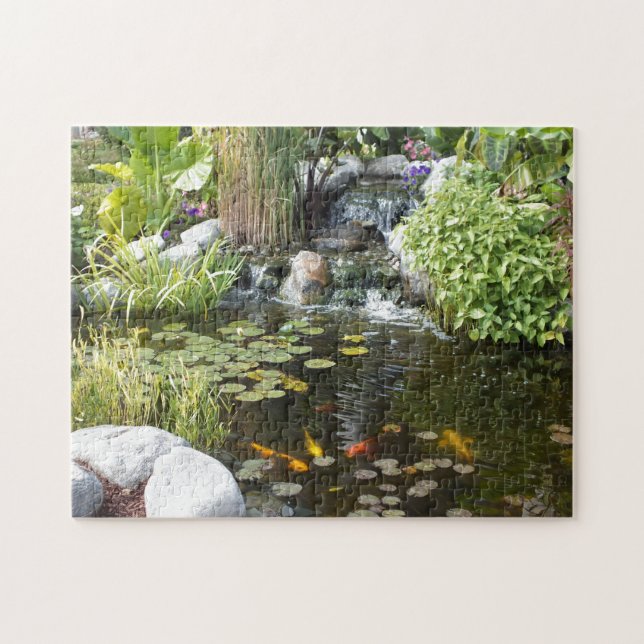 Färgfull Koi i Lily Pond med vattenfall Pussel (Horisontell)