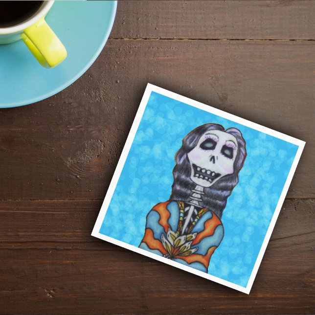 Färgfull Lycklig Day of the dead Skeleton Pappersservett (Smiling Day of the Dead femal skeleton black hair orange blue cape flowers on vibrant blue napkins.)
