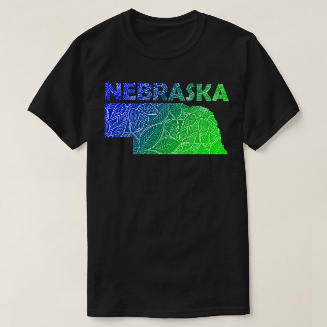 Färgfull mandala art karta i Nebraska med text i T Shirt (Design framsida)