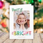 Färgfull Merry och Bright Jul Photo Hälsning Helgkort<br><div class="desc">Den här roligten har ett ljust Julhälsningar julkort med färgstark text,  läsning,  "Merry & Bright" i grönt,  kalk,  körsbärsröd,  rosa,  guldfärgad gult och akva. Typografin för ord "Bright" har en överlappande utformning av mjukpapper. Detta ljusa kort framkallar en känsla av lek,  skratt och barnglädje i sak.</div>