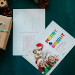 Färgfull merry och Bright One Photo Helg Vykort<br><div class="desc">Fånga julhelgens glädje och magi med det här unika och snygga, färgstarka och ljusa enfoto-helgdag-vykortet. Den enkla men ändå roligt-utformningen har en regnbågspalett med rött, grönt, gult, blått, orange och rosa färg som skapar en sjudande och glad atmosfär. Kreativet och den minimalistiska inställningen, med fet typografi, ger en originell och...</div>