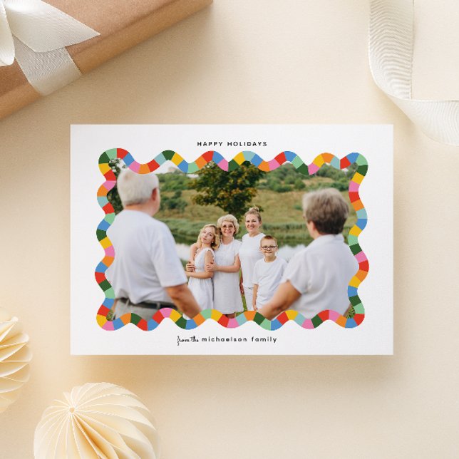 Färgfull modern Vågigt Ram Fotojul Julkort (Crispy white and happy colored check wavy frame Christmas holiday new year family photo card)