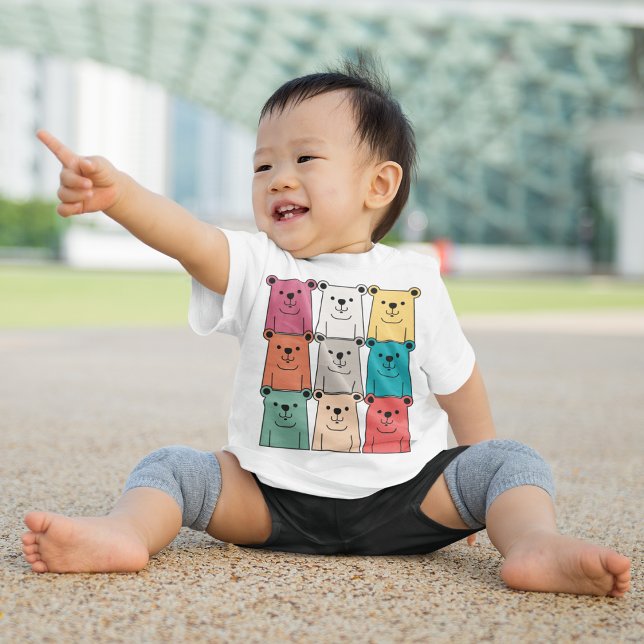 Färgfull Nalle T Shirt (Baby pointing at something and smiling with teddy bear T-shirt)