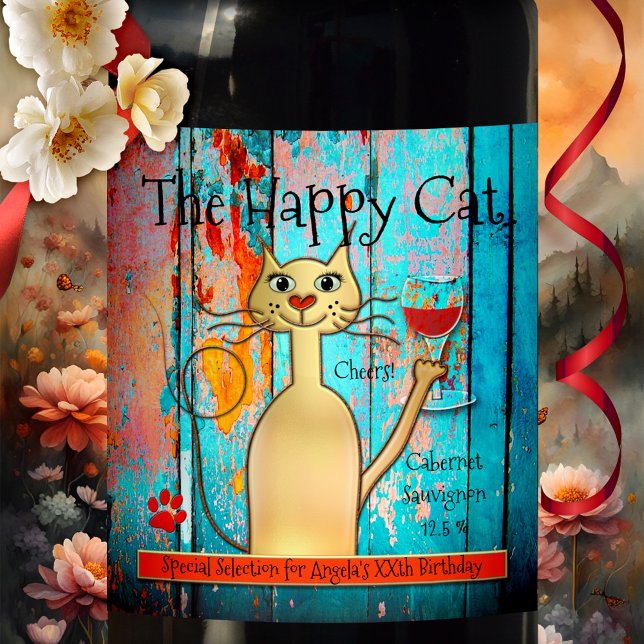 Färgfull och funn Lycklig Cat Anpassningsbar Vin-e Vinflaska Etikett (Cute and funny wine label featuring a gold stylized cat toasting on colorful rustic wood - birthday)