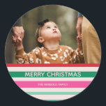 Färgfull Rand-julfotopapper Runt Klistermärke<br><div class="desc">Lägg till en propp av festlig cheer med vår klassiska julsamling,  med en ljus och färgstark typografisk design. Perfekt för att sprida glädje,  dessa djärva och pulserande kort och inbjudningar ger en lekfull vändning till traditionella helgdagar. Anpassa varje biet för att göra din julhelg smidig,  skarp och unik!</div>