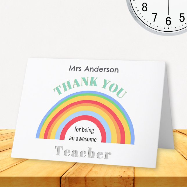 Färgfull regnbågslärares Tack Läraruppskattning Kort (A greeting card for a teacher, with colorful rainbow design. Add the teacher's name at the top.)