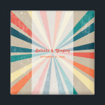 Färgfull retro Rainbow Sunburst Bröllop Magnet<br><div class="desc">En vacker 70:s inspirerade,  färgstarka reflexsolnedbrytande design. En minimalistisk vintage ser ut som en bröllopsförmån med Groovy mönster och färg palett för alla som har kärlek rand mönster,  färg-paletten,  tryckta formgivningar osv. Det finns också möjlighet att matcha bröllopsinbjudningar och andra artiklar i kontorsartiklar.</div>