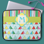 Färgfull Sjö Rand Monogram Laptop sleeve<br><div class="desc">Den här roligten är fartyg med flera färg och rand mönstrad laptop sleeve,  och det är redot för ert personliga monogram. Skapat i färgad rand och segelbåtar för abstrakt som seglar på sjö. Välj storlek i den nedrullningsbara menyn.</div>