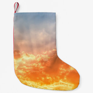 Färgfull solnedgång: Fiery himlar twilight. Liten Julstrumpa