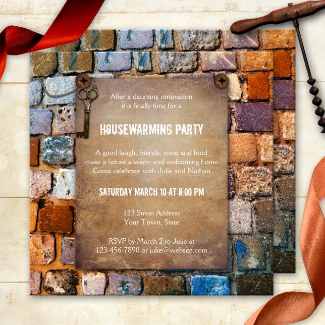 Färgfull tegelsten Rustic Houseuppvärmning Party I Inbjudningar (Rustic housewarming party invitation featuring colorful bricks with a key and vintage notice paper.)