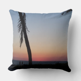 Färgfull tropisk solnedgång på dekorativ kudde