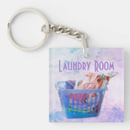 Färgfull Tvätt på hangers i blå Basket 