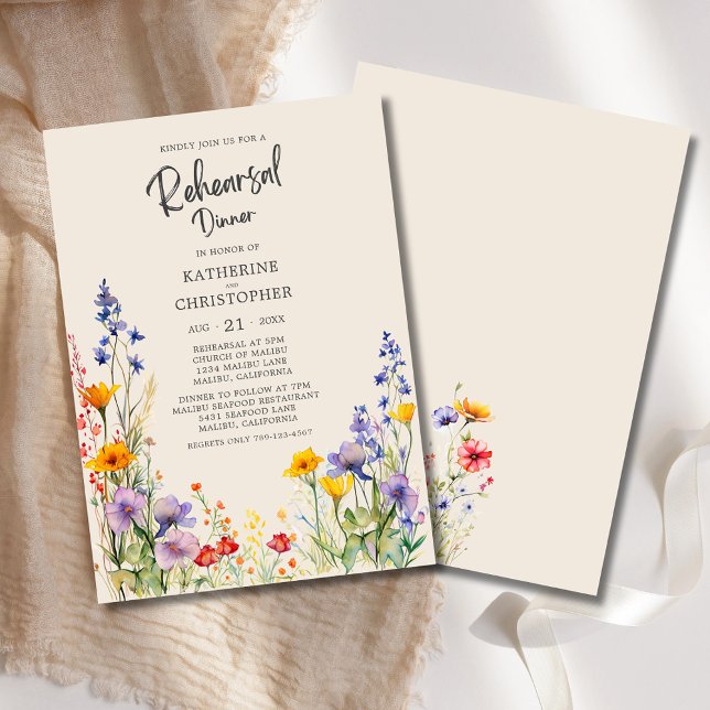 Färgfull WildblomBeige Bröllop Rehearsal Dinner Inbjudningar (Colorful Wildflowers Wedding Rehearsal Dinner Invitation with purple, orange, red wildflowers.)