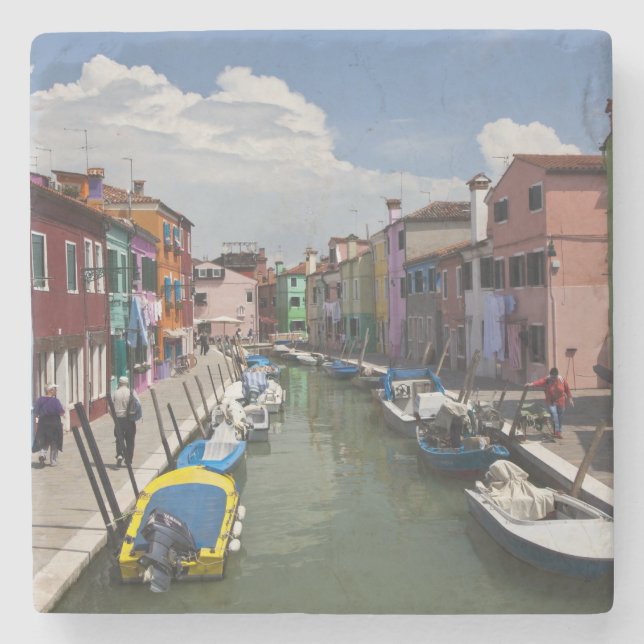 Färgfulla bostäder längs kanalen på ön underlägg sten (Framsidan)