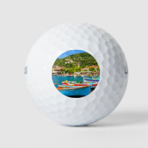 Färgfulla grekiska fiskefartyg i Kionis hamn