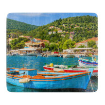 Färgfulla grekiska fiskefartyg i Kionis hamn