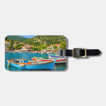 Färgfulla grekiska fiskefartyg i Kionis hamn