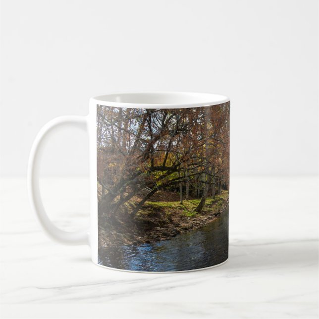 Färgfulla Löv avböjer reflektioner på höstströmmen Kaffemugg (Vänster)