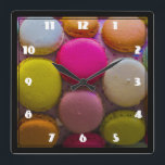 Färgfulla makaroner med välgenomskinlig bakad efte fyrkantig klocka<br><div class="desc">En samling ljusa makaroner i färgad i pulserande och utsökt färg. En smakfull söt dessert. Rainbow färg. Ett makaron är en blandning som härrör från Frankrike och är tillverkad av 2 olika kakor med delikat gräddfyllning mellan. Ja!</div>