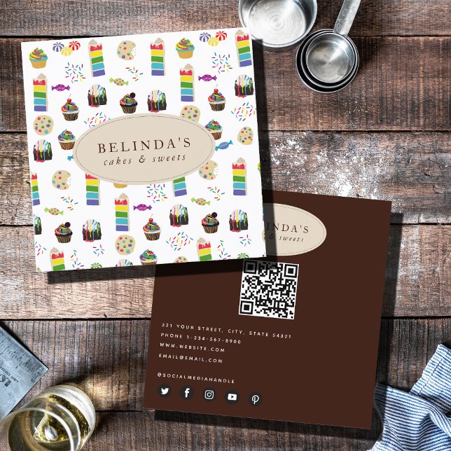 Färgfulla regnbågsöknar och sprinkler QR-kod Fyrkantigt Visitkort (Colorful Rainbow Cake Desserts & Sprinkles QR Code Square Business Card)