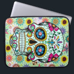 Färgfulla Retro Flowers Skull 2 Laptop Fodral<br><div class="desc">Cute retro-skalle. Klistra in grönt med rosa grönt och gult. Bilder av diamantstammar i grönt och rosa.</div>
