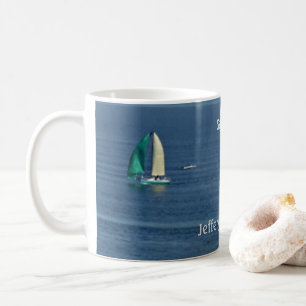 Färgfulla segelbåtar på havet seglar på kaffemugg