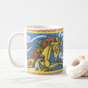 FÄRGFULLT HÖST LÖV PÅ VIMSIKALISKT HORSE OCH KOLT KAFFEMUGG