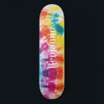 Färgfullt regnbåge Färgfärg De Anpassat namn<br><div class="desc">Färgfullt regnbåge Tie Dye Anpassat namn Skateboard du kan enkelt lägga till ett namn för att göra en unik gåva till din bästa vän eller resten av familjen innan du åker till nästa tropiska mål</div>