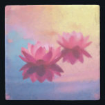 Färgfyllda Abstrakter Lotus Flowers Stenunderlägg<br><div class="desc">En fängslande digitalmålning av abstrakt som blandar naturens elegans med modern konstnärlig fläkt. I biet finns tre vatten-lotus som är strålande i nyanser av djup magenta, rosa och violett, som ställs mot en dynamisk bakgrund av blandad blues, gulter och orangar. Den texturerade, lägger till djup och rörelse och frammanar den...</div>