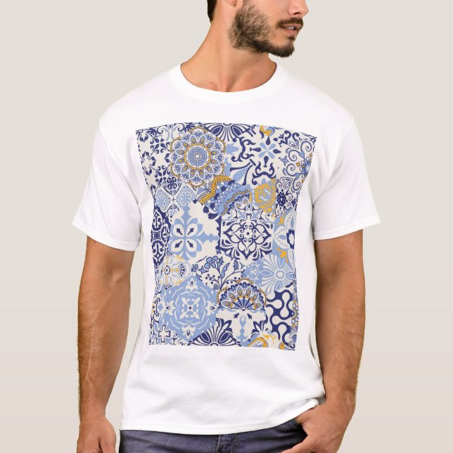 Färgfyllda Azulejosplattor: handdragna mönster. T Shirt (Framsida)