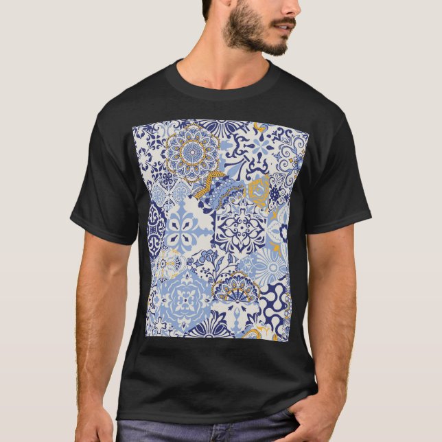 Färgfyllda Azulejosplattor: handdragna mönster. T Shirt (Framsida)