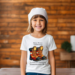 Färgfyllda brandkampsstövlar som är förberedda för t shirt