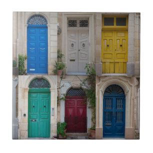 Färgfyllda dörrar på Malta Kakelplatta