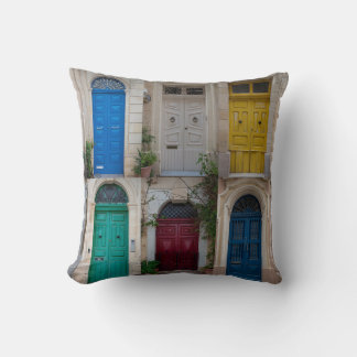 Färgfyllda dörrar på Malta Kudde