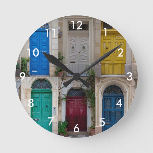 Färgfyllda dörrar på Malta Rund Klocka (Framsida)