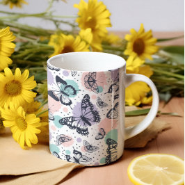 Färgfyllda fjärilar mönster. kaffemugg