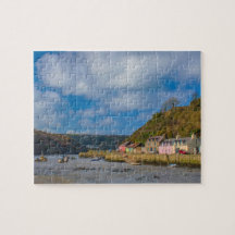 Färgfyllda hus i nedre delen av kusten